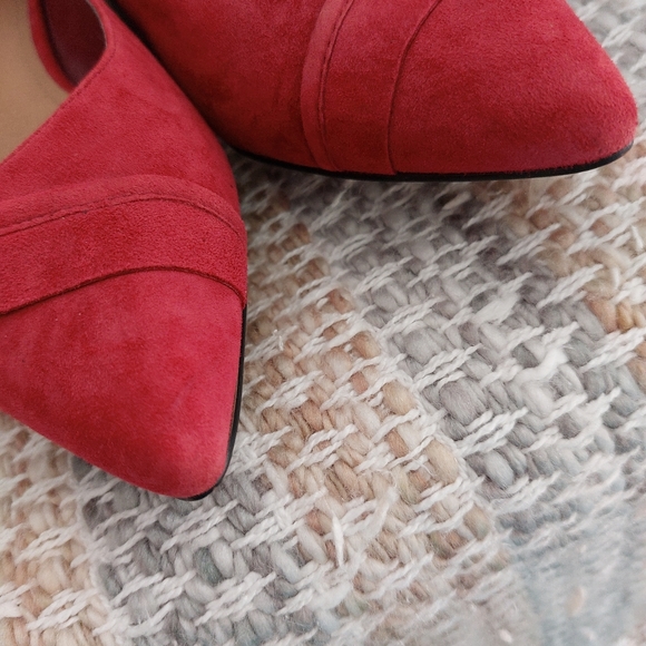 TAHARI "PIONEER" SUEDE FLATS - Picture 7 of 10